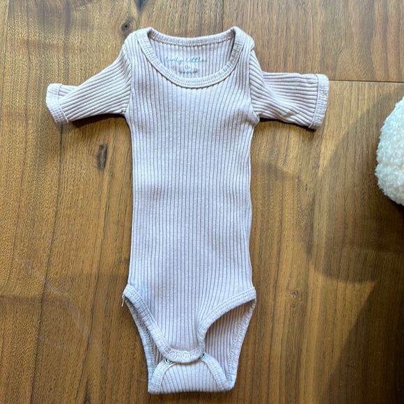 Lovely Littles Ribbed Short Sleeve Onesie, Baby Pink Maive newborn 0 months - Picture 2 of 4
